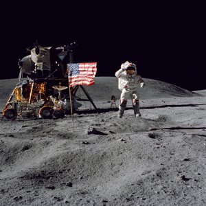 Astronaut John W. Young hilser USAs flagg under Apollo 16-oppdraget av Unbekannt