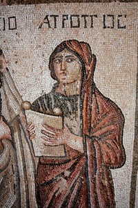 Atropos - En av de tre skjebnene representert med en åpen rulle som Achilles-livet var innskrevet på - Detalj fra panelet som representerer det første badet til Achilles - Paphos Mosaics, Villa of Theseus, 5. århundre e.Kr. - Kypros - Representasjon av Atr av Unbekannt
