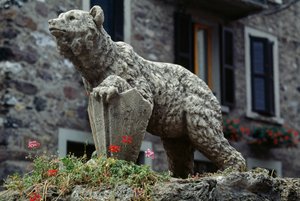 Bjørnestatue, Bjørneplassen, Schilpario, Lombardia, Italia av Benjamin Baud