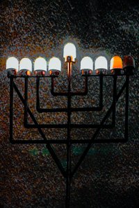 Big Synagogue Menorah, 2018 (håndmalt fotografi) av Unbekannter Künstler