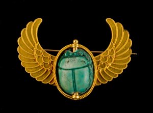 Blåglasert Steatitt Scarab satt i en gullvinget nål av Unbekannt