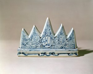 Blå og hvit børstestøtte, modellert som et fjell med fem topper, Ming-dynastiet (1368-1644) (porselen med blå underglasur) (se: 118604) av Unbekannt