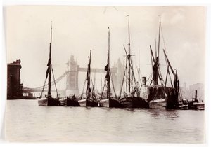 Båter fortøyd ved Tower Bridge av Unbekannt