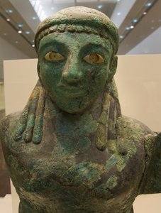 Bronse kvinnelig bevinget figur (590 f.Kr. - 580 f.Kr.), Olympia Museum, Olympia (???????), Peloponnes, Hellas (bilde) av Unknown