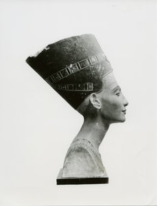 Byste av dronning Nefertiti, sett fra siden, kopi av byste i Aegyptisches Museum, SMPK, Berlin (malt kalkstein) (s/hv-bilde) (se også 114018-20) av Unbekannt