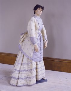 Travle kjole av alpakka med varptrykk, ca. 1872-4 av Unbekannt