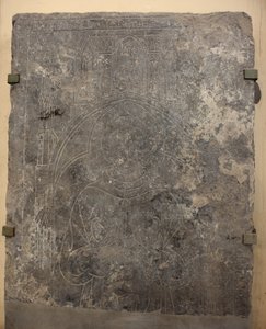 Katedralsamling. Fragment av en steinplate. Bas-relieff. En tjenestemann i kirken. Opprinnelseskirke (Saint-Quentin av Tournai. Slutten av 1200-tallet. Detalj. av Unbekannter Künstler