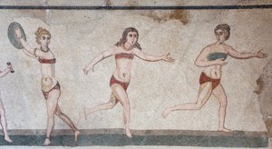 Chamber of the Ten Maidens eller mosaikken til "Bikini-jentene". Generelt sett på det øvre panelet: vekt, skivekasting og løping. 3. - 4. århundre. Roman Villa of the Casale, Sicilia. UNESCO nettsted. av William M. Timlin