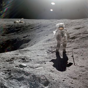 Charles M. Duke, Jr., månemodulpilot for Apollo 16-oppdraget, samler måneprøver ved kanten av plommekrateret, april 1972 (bilde) av Unbekannt
