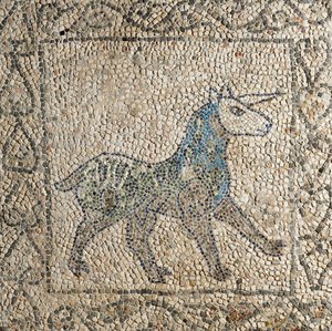 Church of Saint John Evangelist, Fourth Crusade, Fragmenter av mosaikkgulv som representerer enhjørning, Ravenna, Emilia-Romagna, Italia av Benjamin Baud