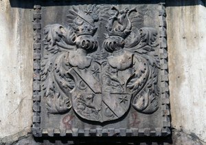 Våpenskjold på tredør til hjemmet i Lavis, Trento, Trentino-Alto Adige, Italia av Benjamin Baud