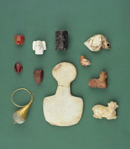 Samling av gjenstander fra det østlige middelhavsområdet, inkludert en sumerisk gribbamulett, en akkadisk serpentinsel og en mesopotamisk karneolfrosk, fra 3300 til 2000 f.Kr. av Unbekannt