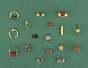 Samling av romerske, etruskiske og hellenistiske smykker, inkludert en fønikisk skarabéring, en kameo, amulettholdere og et agat dyptrykk, fra 600-tallet f.Kr. til 4. e.Kr. av Unbekannt