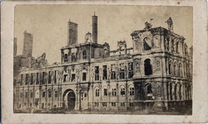 Commune de Paris (1871): utsikt over rådhuset etter brannen i mai 1871. Anonym fotografering. Trykk på papp Dim. 10x7 cm av Unbekannt