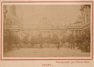 Commune de Paris (1871): utsikt over Palais de Justice i Paris etter brannen i mai 1871. Fotografi av Pierre Pepetit. Trykk på papp, Dim. 9x5,4 cm av Unbekannt