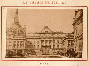 Commune de Paris (1871): utsikt over Palais de Justice i Paris før brannen i mai 1871. Fotografi av Pierre Pepetit. Trykk på papp, Dim. 9x5,4 cm av Unbekannt