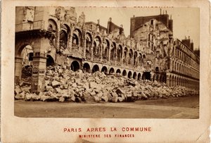 Commune of Paris (1871) sett fra Finansdepartementet detruit. Fotografering. Trykk på papp Dim. 10,4x6,9 cm av Unbekannt