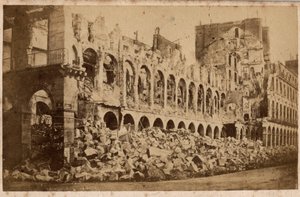 Kommune i Paris (1871): utsikt over finansdepartementet etter brannen i mai 1871. Fotografi. Trykk på papp Dim. 10x6,9 cm av Unbekannt