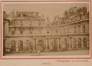 Kommune i Paris (1871): utsikt over Palais-Royal (Palais Royal) i Paris etter brannen i mai 1871. Fotografi av Pierre Pepetit. Trykk på papp, Dim. 9x5,4 cm av Unbekannt
