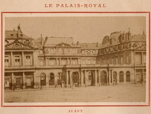 Kommune i Paris (1871): utsikt over Palais-Royal (Palais Royal) i Paris før brannen i mai 1871. Fotografi av Pierre Pepetit. Trykk på papp, Dim. 9x5,4 cm av Unbekannt