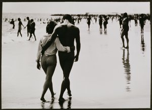 Par går i vannet på Coney Island, New York City, uten tittel 46, ca. 1953-64 (s/hvitt-bilde) av Unbekannter Künstler