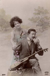 Par med blomster og spansk gitar, Frankrike, ca. 1910 (postkort) av Unbekannter Künstler