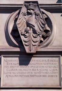 Crest på Wawel Royal Castle i Krakow. Polen av Benjamin Baud