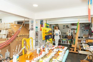 Cristina Rodriguez i studioet hennes, 2022 av Bartolome Esteban and studio Murillo