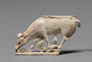 Dekorativ plakett: Browsing Stag, 900-800 f.Kr av Unbekannt