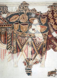 Detalj fra et mosaikkgulv som viser offerbordet med kopper, skåler og brød fra den samaritanske synagogen ved El-Khirbe, Vestbredden, 4. århundre e.Kr. (mosaikk) av Unbekannt