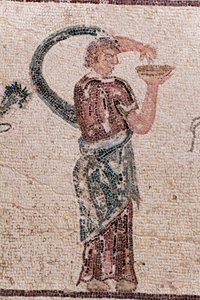 Detalj av The Triumph of Dionysos - Gudens retur fra en militærekspedisjon til India - En Baccante som holder en drikofferskål - Paphos mosaikk, House of Dionysos, Slutten av det 2. århundre e.Kr. - Kypros - Dionysos triumf - Lang mosaikk som gjenspeiler t av William M. Timlin