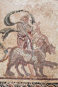 Detalj av The Triumph of Dionysos - Gudens retur fra en militærekspedisjon til India - Silenus som holder tøylene til panterne - Paphos-mosaikker, House of Dionysos, slutten av det 2. århundre e.Kr. - Kypros - Dionysos triumf - Lang mosaikk-retracing av William M. Timlin