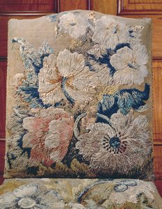 Detalj av et omslag laget av Jane Allgood, store blomster gjengitt i lang og kort søm i crewels og silke chenille, gammel gullbakgrunn i teltsøm av Unbekannt