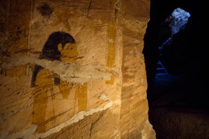 Detalj av veggmalerier funnet under utgravninger i Tomb of Governor, Valley of Golden Mummies, Bahariya Oasis, Giza, Egypt av Benjamin Baud