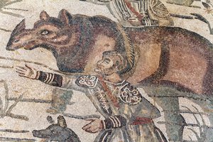 Detalj av den store jaktmosaikken. Et neshorn blir ført opp i en båt for å fraktes til nærmeste havn. 3. - 4. århundre. Roman Villa of the Casale, Sicilia. UNESCO nettsted. av William M. Timlin