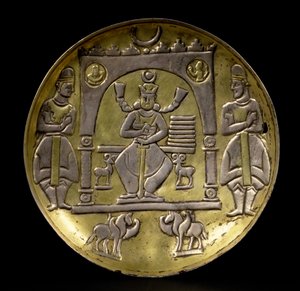 Fat som viser en tronende konge flankert av to små steinbukker som sitter i en paviljong støttet av to bevingede hester med to ledsagere, på en ringbase, Sasanian (3.-7. århundre e.Kr.) (forgylt sølv) av Unbekannt