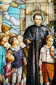 Don Bosco og barn, glassmalerier, Colle Don Bosco Sanctuary (1900-tallet), Castelnuovo Don Bosco, Piemonte, Italia
