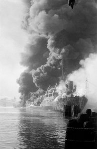 EKSPLOSJON AV OLJETANKET "" ROSARIO PELLEGRINO "" I PORTO MARGHERA, Venezia - 1960 av Unbekannt