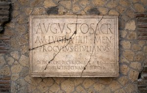 Epigraf på marmor, Augustales college, arkeologiske stedet Herculaneum (Unescos verdensarvliste av Benjamin Baud