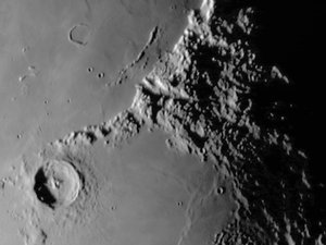 Eratosthenes-krateret, c 2005-2006 av Unbekannt