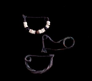 Etruskisk kunst: tre typer bronsefibuler fra graven 59 av Poggio Selciatello, Pian della Regina, Tarquinia - 9. århundre f.Kr. - Dim 3,8 cm 3,3 cm og 3,5 cm - av Unbekannt
