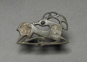 Fibula i form av en liggende hjort, ca. 400 av Unbekannt
