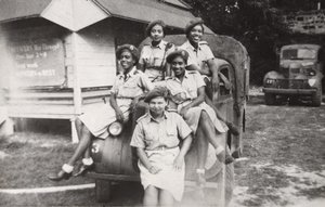 Fem medlemmer av West Indies Auxiliary Territorial Service sitter på et militærkjøretøy av Unbekannt