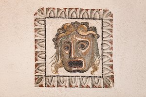 Gulvmosaikk datert til det 1. århundre f.Kr. som viser en Dionysos-maske, fra en romersk villa nær via Ruffinella i Roma, Romas nasjonalmuseum (museo nazionale romano), Roma, Italia av Unbekannter Künstler