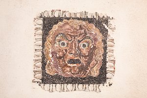 Gulvmosaikk datert til det 1. århundre f.Kr. som viser en Dionysos-maske, fra en romersk villa nær via Ruffinella i Roma, Romas nasjonalmuseum (museo nazionale romano), Roma, Italia av Unbekannter Künstler