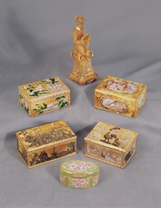 Fire snusbokser i emaljert gull i Louis XV-stil, Stroganoff og tysk ape-snusboks av Unbekannt