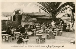 Franskmenn og marokkanere på Oudaya Café, Rabat av Unbekannter Künstler