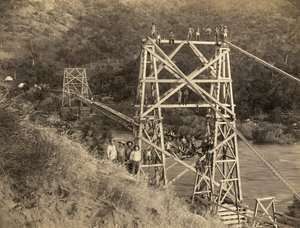 Fresno, California: 1890 Dette fotografiet av C.C. Curtis viser Smith og Moore-broen over Kings River, som er en del av flume bygget av Hiram T. Smith og Austin D.Moore, for å transportere trelast til Sierras for selskapet deres, Kings River Lumber av Unbekannt