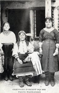 Hellas, Makedoine: portrett av en makedonsk familie - Postkort 1914-1918 av William M. Timlin