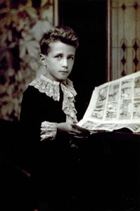 Halvfigurportrett av en gutt som blar gjennom en tegneserie av Unbekannter Künstler